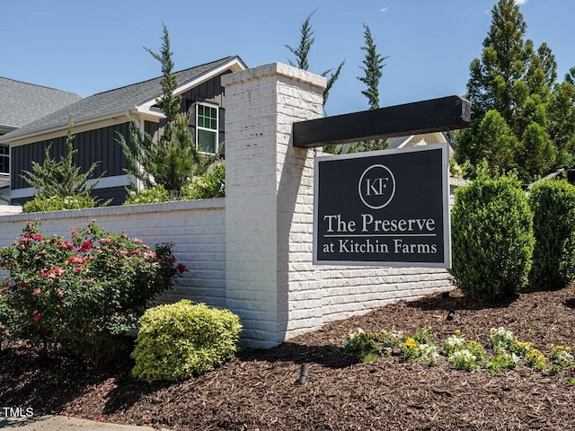 view of community / neighborhood sign