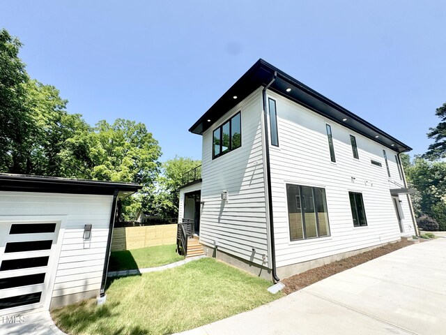 622 Glascock St, Raleigh, NC 27604 - view of side of home with driveway