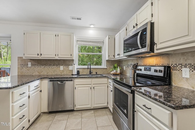 105 Cavendish Dr, Cary, NC 27513 - kitchen with stainless steel appliances, a sink, a peninsula, crown molding, and healthy amount of natural light