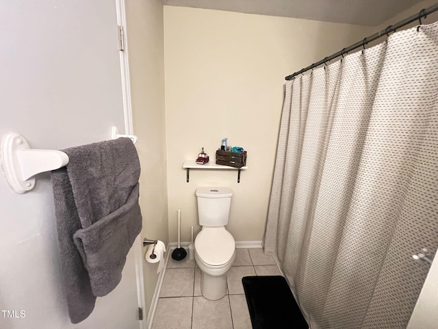 full bath featuring toilet, tile patterned floors, a shower with shower curtain, and baseboards