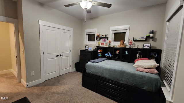 bedroom with baseboards, a ceiling fan, carpet, and a closet