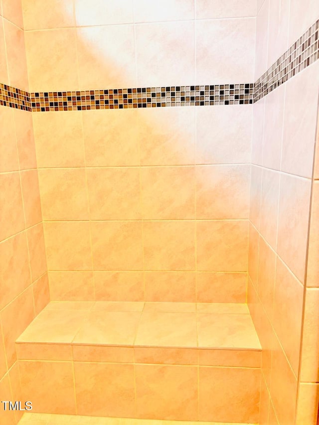 full bathroom featuring tiled shower
