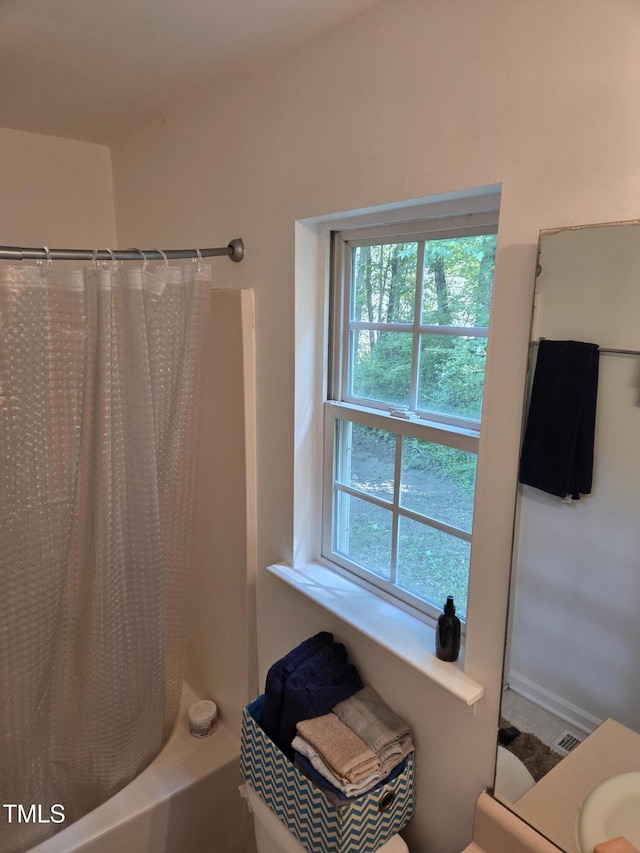 bathroom featuring shower / bath combo