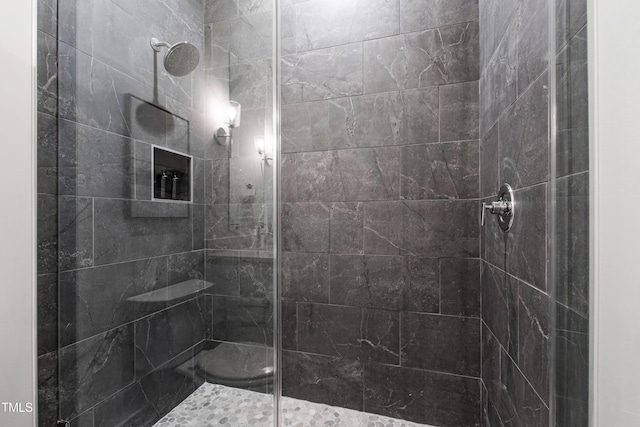 full bath with tiled shower