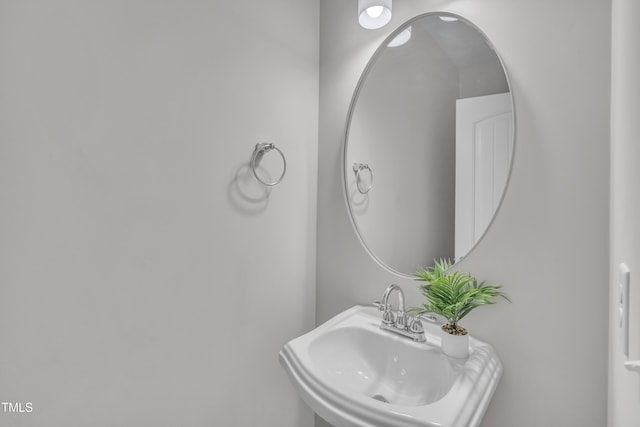 bathroom featuring a sink