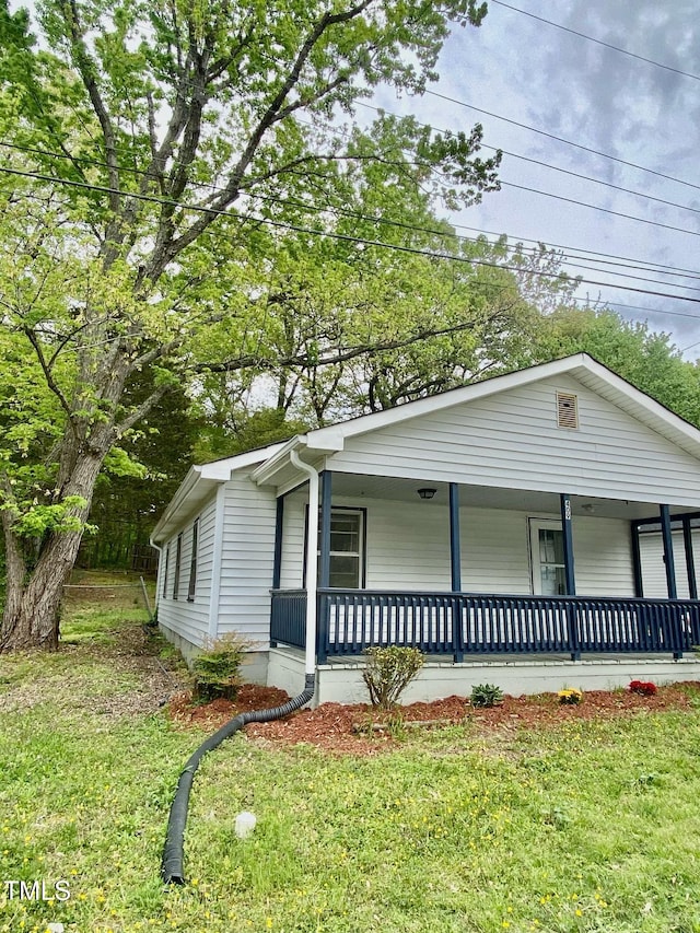 view of front of property featuring a porch and a front lawn