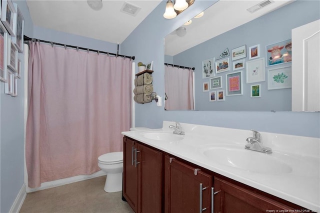 bathroom with toilet, double vanity, and curtained shower