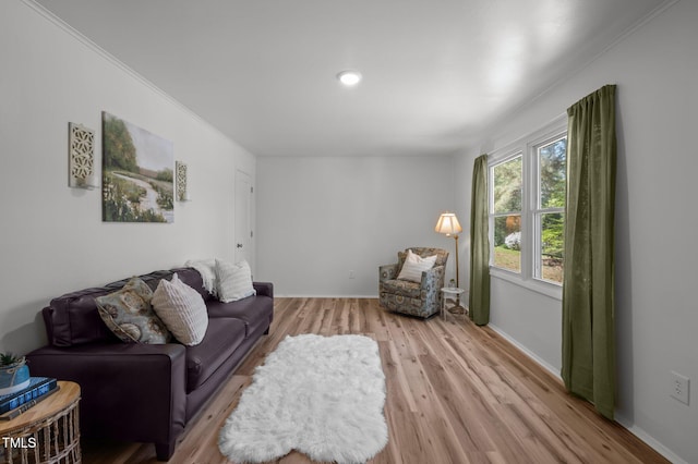 living area with light wood-style flooring, baseboards, and recessed lighting