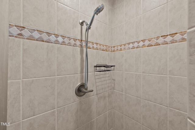 details with a tile shower