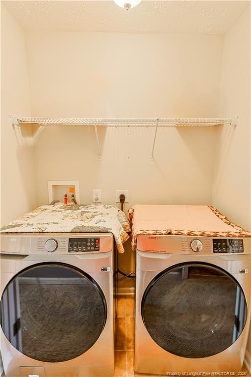 laundry area with laundry area and washing machine and clothes dryer
