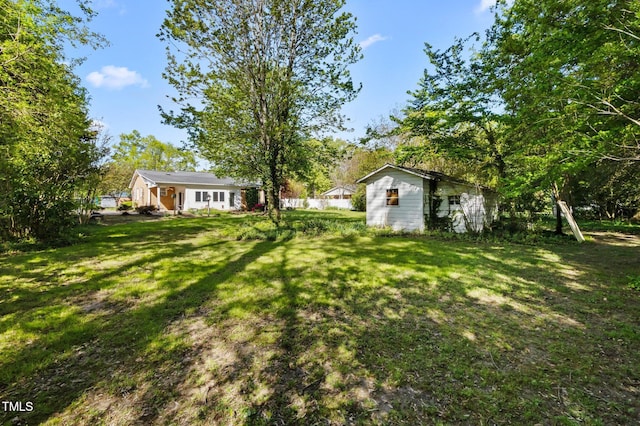 view of yard featuring an outbuilding