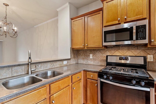 615 Carlton Commons Ln, Cary, NC 27519 - kitchen featuring appliances with stainless steel finishes, a sink, ornamental molding, a chandelier, and tasteful backsplash