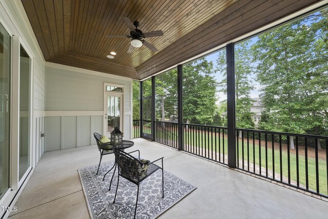 sunroom with ceiling fan
