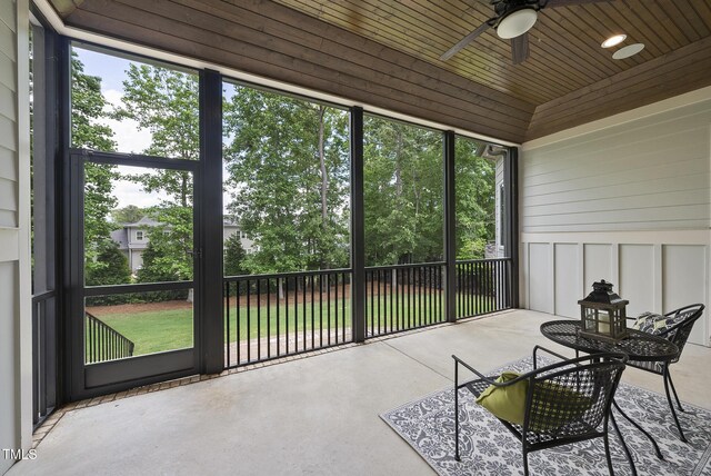 sunroom featuring ceiling fan