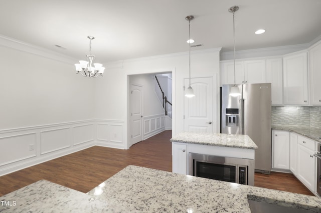 kitchen with crown molding, a chandelier, stainless steel appliances, white cabinetry, and dark wood-type flooring