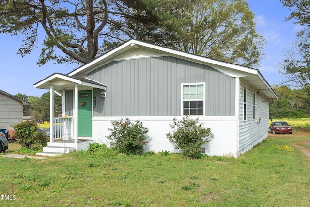 view of front of property featuring board and batten siding and a front lawn