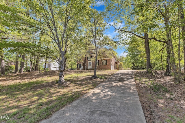 view of front of property featuring driveway