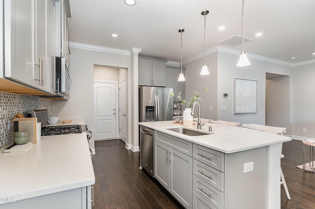 kitchen featuring visible vents, a kitchen bar, a sink, appliances with stainless steel finishes, and gray cabinetry