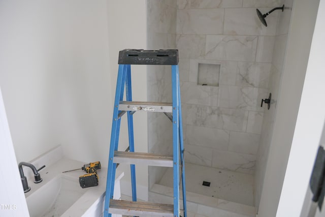 7301 Wexford Woods Ln, Wake Forest, NC 27587 - bathroom featuring tiled shower
