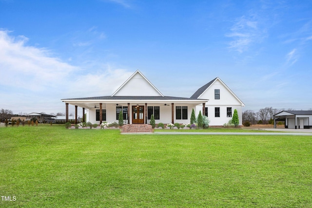 modern farmhouse featuring ceiling fan and a front yard
