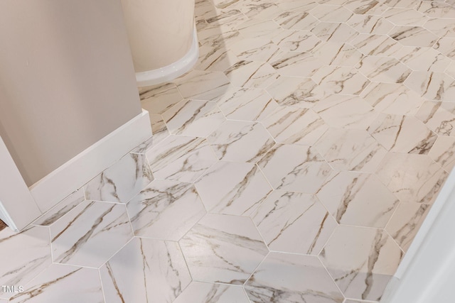 details with baseboards and tiled shower