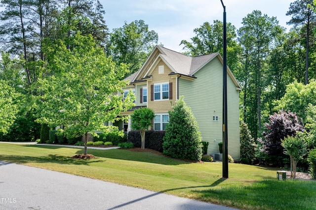 view of front facade featuring a front yard