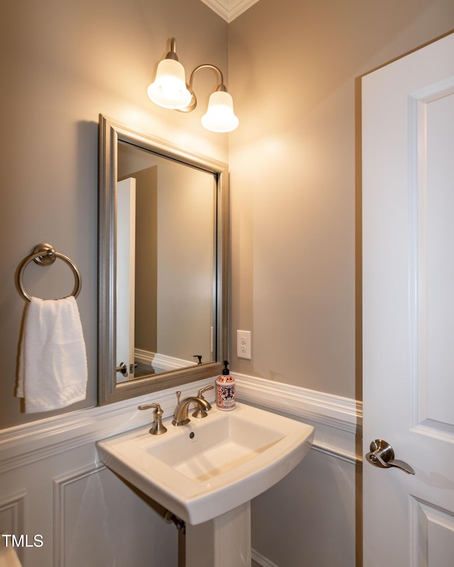 bathroom featuring a sink