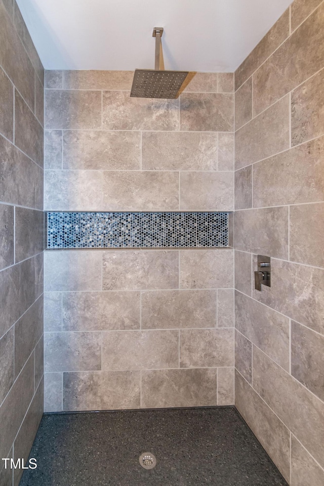 bathroom featuring tiled shower