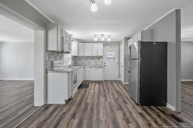 kitchen with visible vents, white appliances, dark wood-type flooring, baseboards, and white cabinetry