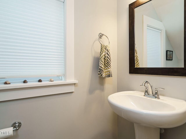 bathroom featuring a sink