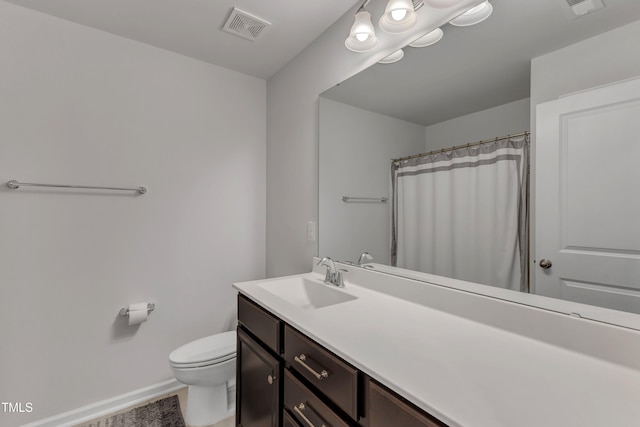 full bath featuring baseboards, toilet, vanity, and curtained shower