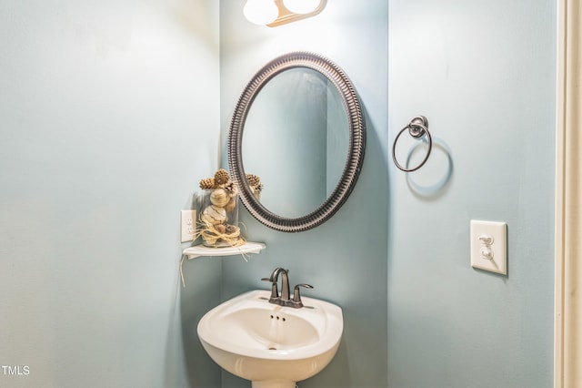 bathroom featuring a sink