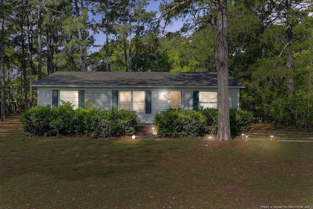 view of front facade with a front lawn