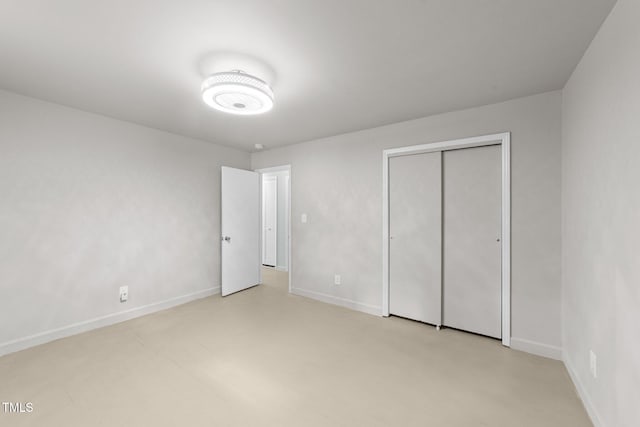 unfurnished bedroom featuring a closet and baseboards