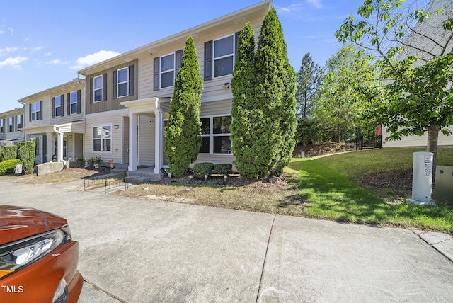 view of front of house featuring a front lawn