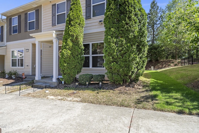 view of front of home featuring a front yard