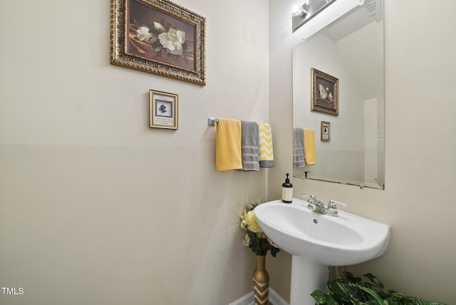 bathroom featuring a sink