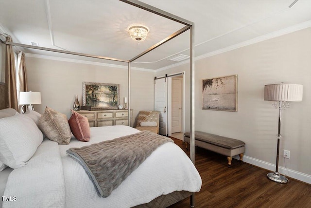 bedroom with a barn door, baseboards, crown molding, and wood finished floors