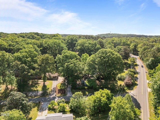 birds eye view of property featuring a forest view