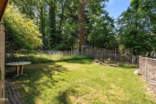 view of yard featuring a fenced backyard