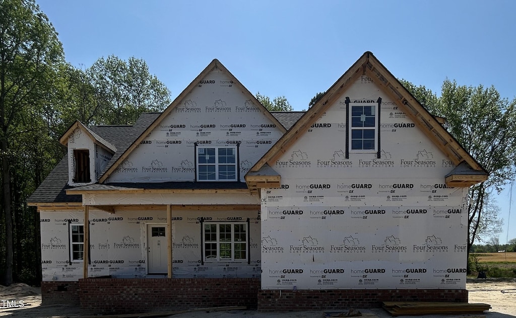 view of front of property featuring a shingled roof