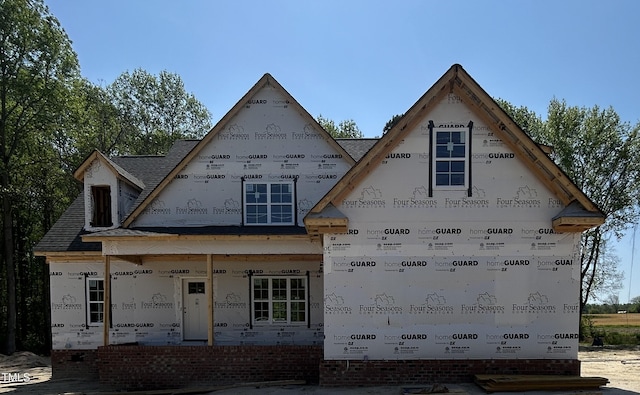 view of front of property featuring a shingled roof