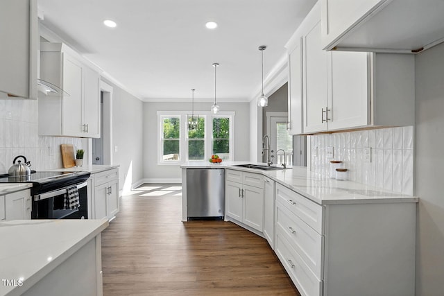 8629 Dukes Lake Rd, Zebulon, NC 27597 - kitchen with appliances with stainless steel finishes, ornamental molding, white cabinets, backsplash, and a peninsula