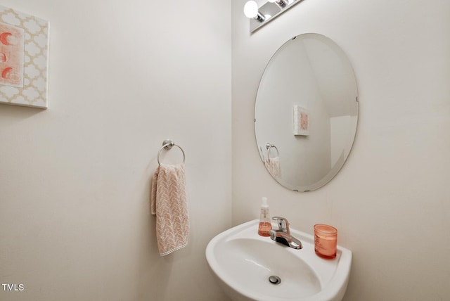 bathroom featuring a sink
