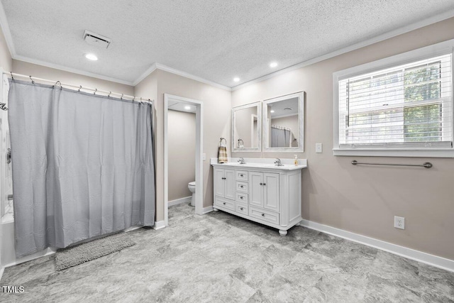 full bath featuring a shower with curtain, a textured ceiling, crown molding, baseboards, and toilet