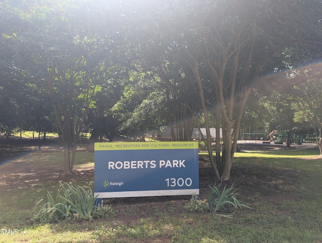 view of community / neighborhood sign