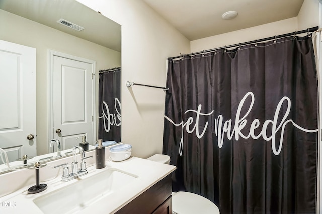 full bath featuring toilet, vanity, curtained shower, and visible vents