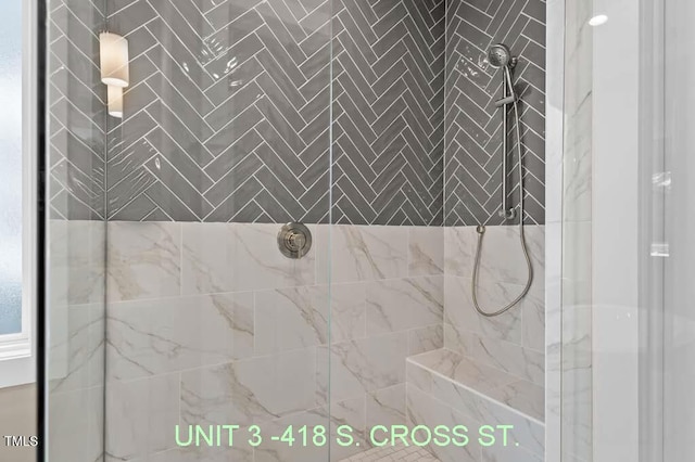bathroom featuring a tile shower