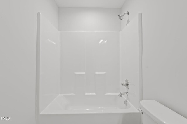bathroom featuring toilet and shower / tub combination