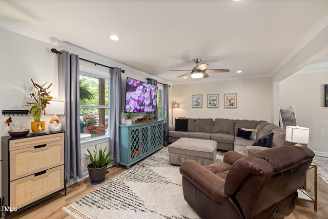 living room featuring recessed lighting, light wood finished floors, crown molding, and a ceiling fan
